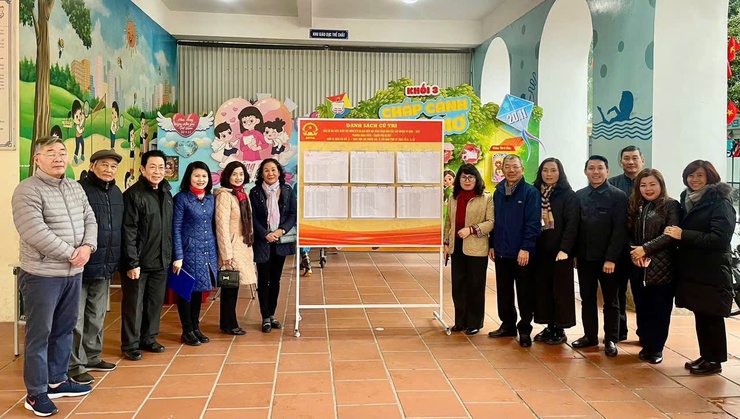 Đoàn giám sát của Mặt trận Tổ quốc Phường Hoàn Kiếm tăng cường giám sát công tác bầu cử tại các tổ bầu cử- Ảnh 3.