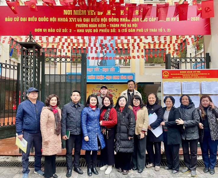 Đoàn giám sát của Mặt trận Tổ quốc Phường Hoàn Kiếm tăng cường giám sát công tác bầu cử tại các tổ bầu cử- Ảnh 5.