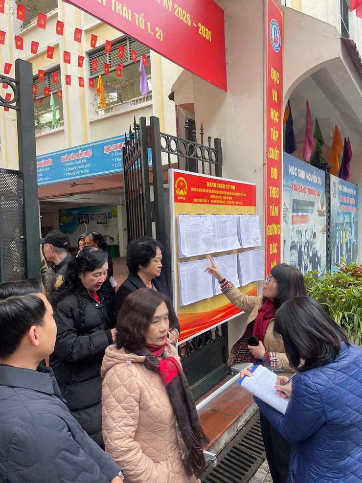 Đoàn giám sát của Mặt trận Tổ quốc Phường Hoàn Kiếm tăng cường giám sát công tác bầu cử tại các tổ bầu cử- Ảnh 11.