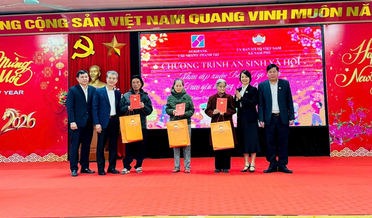 XÃ NAM PHÙ VÀ NGÂN HÀNG AGRIBANK CHUNG TAY MANG TẾT ĐẾN VỚI NGƯỜI KHÓ KHĂN- Ảnh 4.