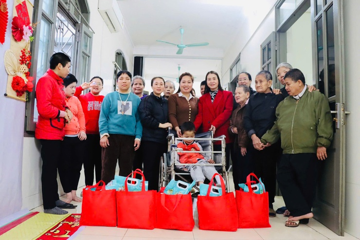 
Ủy ban Mặt trận Tổ quốc Việt Nam xã phú Xuyên đã tổ chức chương trình trao tặng quà cho các hộ gia đình có hoàn cảnh khó khăn, người hoạn nạn, bệnh tật trên địa bàn xã nhân dịp tết Nguyên đán Bính Ngọ 2026
- Ảnh 3.