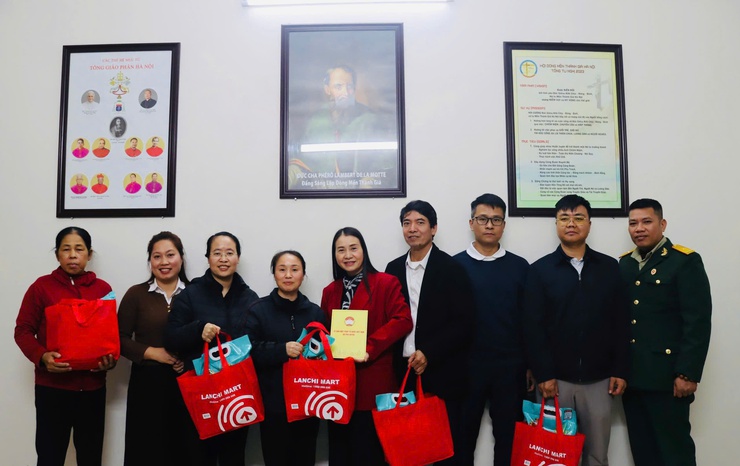 
Ủy ban Mặt trận Tổ quốc Việt Nam xã phú Xuyên đã tổ chức chương trình trao tặng quà cho các hộ gia đình có hoàn cảnh khó khăn, người hoạn nạn, bệnh tật trên địa bàn xã nhân dịp tết Nguyên đán Bính Ngọ 2026
- Ảnh 1.