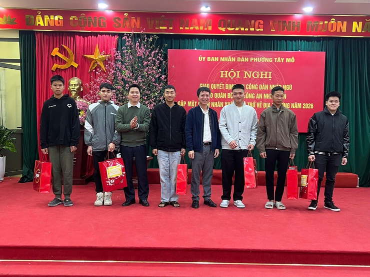 Phường Tây Mỗ giao quyết định gọi công dân nhập ngũ vào Quân đội và Công an nhân dân, gặp mặt quân nhân xuất ngũ trở về địa phương năm 2026- Ảnh 4.