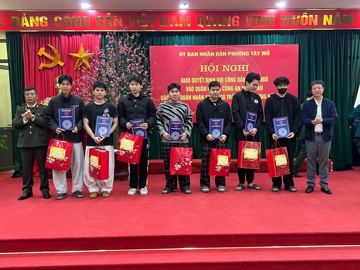 Phường Tây Mỗ giao quyết định gọi công dân nhập ngũ vào Quân đội và Công an nhân dân, gặp mặt quân nhân xuất ngũ trở về địa phương năm 2026- Ảnh 3.