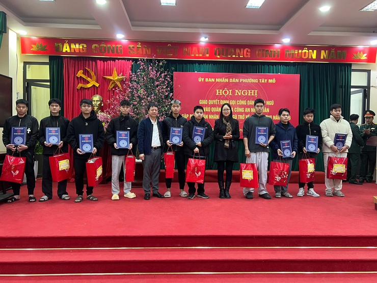 Phường Tây Mỗ giao quyết định gọi công dân nhập ngũ vào Quân đội và Công an nhân dân, gặp mặt quân nhân xuất ngũ trở về địa phương năm 2026- Ảnh 5.