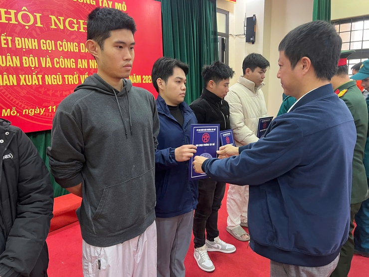 Phường Tây Mỗ giao quyết định gọi công dân nhập ngũ vào Quân đội và Công an nhân dân, gặp mặt quân nhân xuất ngũ trở về địa phương năm 2026- Ảnh 2.