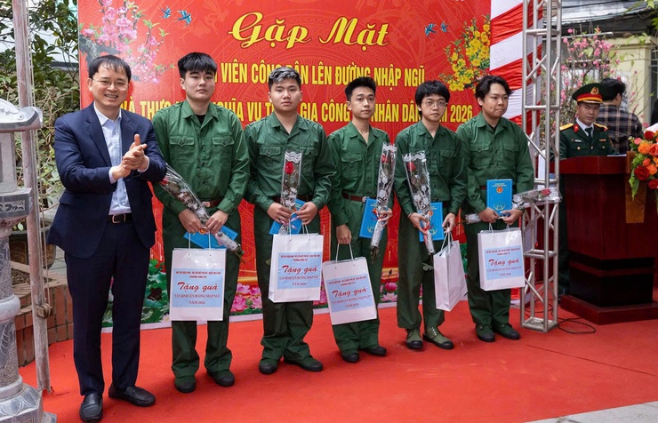 Phường Vĩnh Tuy gặp mặt động viên công dân lên đường nhập ngũ và thực hiện nghĩa vụ tham gia Công an nhân dân năm 2026- Ảnh 4.