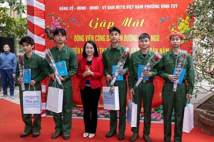 Phường Vĩnh Tuy gặp mặt động viên công dân lên đường nhập ngũ và thực hiện nghĩa vụ tham gia Công an nhân dân năm 2026- Ảnh 5.