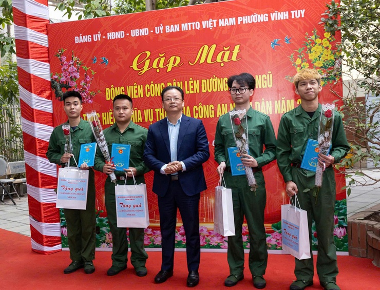 Phường Vĩnh Tuy gặp mặt động viên công dân lên đường nhập ngũ và thực hiện nghĩa vụ tham gia Công an nhân dân năm 2026- Ảnh 6.