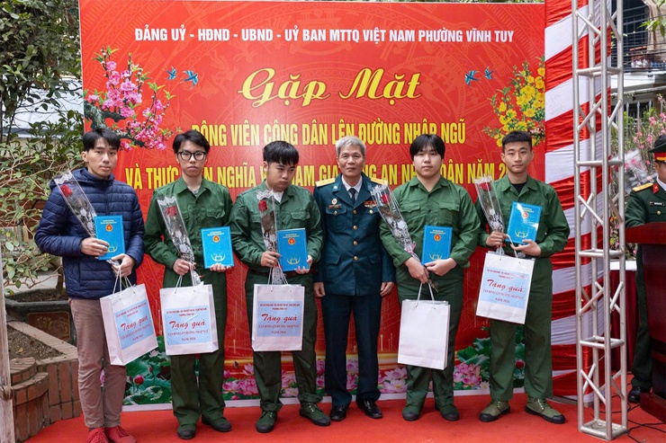 Phường Vĩnh Tuy gặp mặt động viên công dân lên đường nhập ngũ và thực hiện nghĩa vụ tham gia Công an nhân dân năm 2026- Ảnh 7.