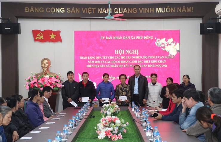 UBND xã Phù Đổng trao tặng quà Tết Nguyên đán Bính Ngọ 2026 cho các hộ cận nghèo và hộ có hoàn cảnh khó khăn trên địa bàn- Ảnh 4.