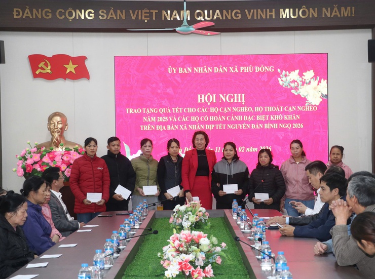 UBND xã Phù Đổng trao tặng quà Tết Nguyên đán Bính Ngọ 2026 cho các hộ cận nghèo và hộ có hoàn cảnh khó khăn trên địa bàn- Ảnh 3.