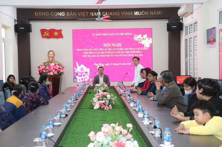 UBND xã Phù Đổng trao tặng quà Tết Nguyên đán Bính Ngọ 2026 cho các hộ cận nghèo và hộ có hoàn cảnh khó khăn trên địa bàn- Ảnh 1.