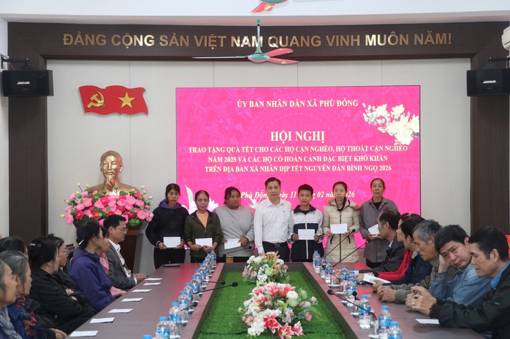 UBND xã Phù Đổng trao tặng quà Tết Nguyên đán Bính Ngọ 2026 cho các hộ cận nghèo và hộ có hoàn cảnh khó khăn trên địa bàn- Ảnh 5.