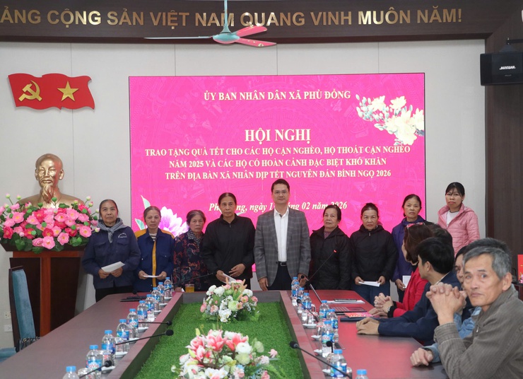UBND xã Phù Đổng trao tặng quà Tết Nguyên đán Bính Ngọ 2026 cho các hộ cận nghèo và hộ có hoàn cảnh khó khăn trên địa bàn- Ảnh 2.