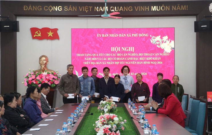 UBND xã Phù Đổng trao tặng quà Tết Nguyên đán Bính Ngọ 2026 cho các hộ cận nghèo và hộ có hoàn cảnh khó khăn trên địa bàn- Ảnh 6.