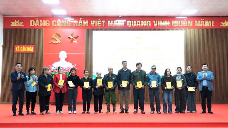 115 SUẤT QUÀ ĐƯỢC ỦY BAN MTTQ VIỆT NAM XÃ DÂN HÒA TRAO CHO CÁC HỘ CẬN NGHÈO, HỘ CÓ HOÀN CẢNH KHÓ KHĂN- Ảnh 1.