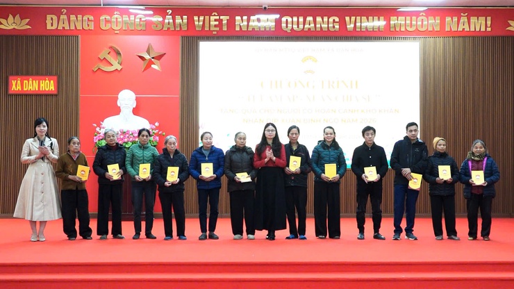 115 SUẤT QUÀ ĐƯỢC ỦY BAN MTTQ VIỆT NAM XÃ DÂN HÒA TRAO CHO CÁC HỘ CẬN NGHÈO, HỘ CÓ HOÀN CẢNH KHÓ KHĂN- Ảnh 3.