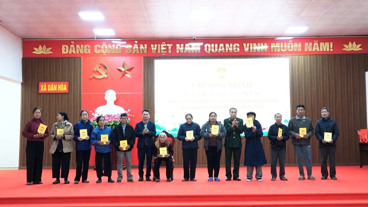 115 SUẤT QUÀ ĐƯỢC ỦY BAN MTTQ VIỆT NAM XÃ DÂN HÒA TRAO CHO CÁC HỘ CẬN NGHÈO, HỘ CÓ HOÀN CẢNH KHÓ KHĂN- Ảnh 5.