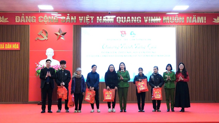 115 SUẤT QUÀ ĐƯỢC ỦY BAN MTTQ VIỆT NAM XÃ DÂN HÒA TRAO CHO CÁC HỘ CẬN NGHÈO, HỘ CÓ HOÀN CẢNH KHÓ KHĂN- Ảnh 4.