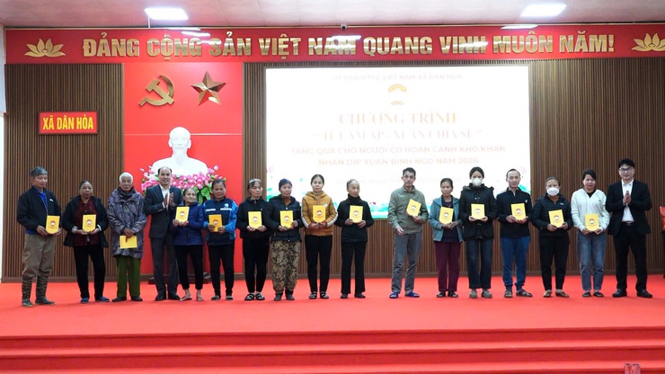 115 SUẤT QUÀ ĐƯỢC ỦY BAN MTTQ VIỆT NAM XÃ DÂN HÒA TRAO CHO CÁC HỘ CẬN NGHÈO, HỘ CÓ HOÀN CẢNH KHÓ KHĂN- Ảnh 6.