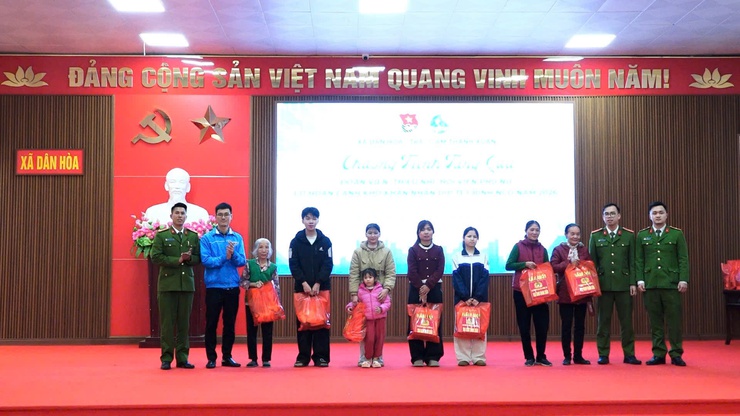 115 SUẤT QUÀ ĐƯỢC ỦY BAN MTTQ VIỆT NAM XÃ DÂN HÒA TRAO CHO CÁC HỘ CẬN NGHÈO, HỘ CÓ HOÀN CẢNH KHÓ KHĂN- Ảnh 7.