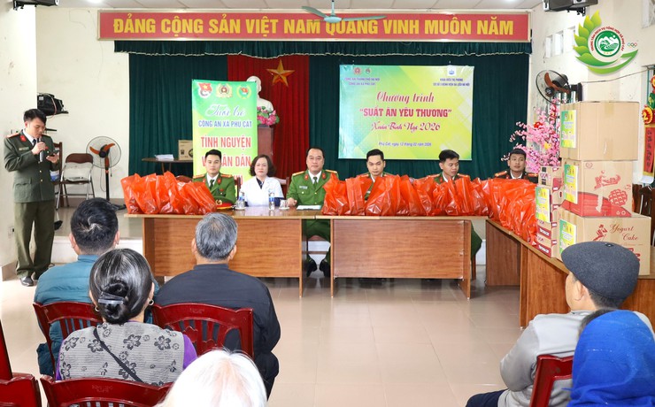 Công an xã Phú Cát lan tỏa yêu thương qua chương trình "Suất ăn yêu thương" Xuân Bính Ngọ 2026- Ảnh 1.