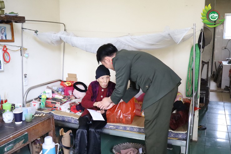 Công an xã Phú Cát lan tỏa yêu thương qua chương trình "Suất ăn yêu thương" Xuân Bính Ngọ 2026- Ảnh 10.