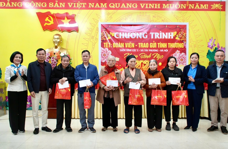Chương trình “Tết đoàn viên – Trao gửi tình thương” xuân Bính Ngọ năm 2026 tại thôn Vĩnh Lộc 1 – Xã Tây Phương.- Ảnh 3.