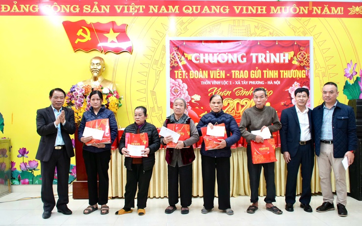 Chương trình “Tết đoàn viên – Trao gửi tình thương” xuân Bính Ngọ năm 2026 tại thôn Vĩnh Lộc 1 – Xã Tây Phương.- Ảnh 5.