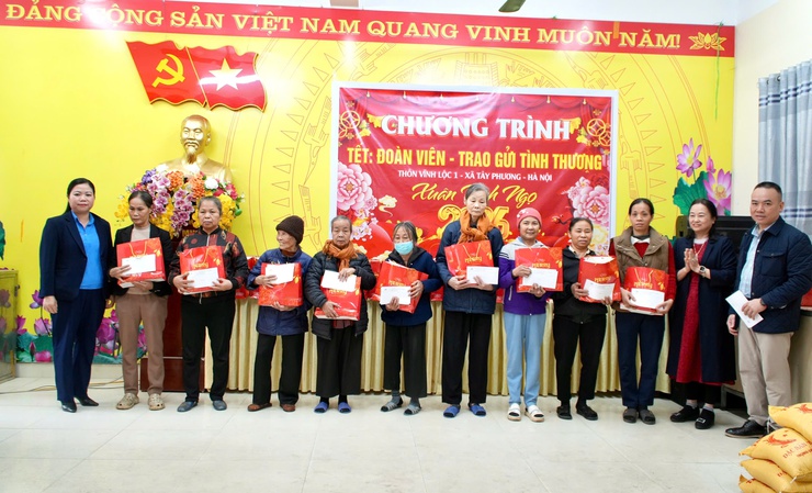 Chương trình “Tết đoàn viên – Trao gửi tình thương” xuân Bính Ngọ năm 2026 tại thôn Vĩnh Lộc 1 – Xã Tây Phương.- Ảnh 4.