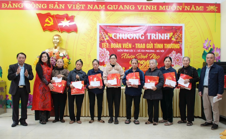 Chương trình “Tết đoàn viên – Trao gửi tình thương” xuân Bính Ngọ năm 2026 tại thôn Vĩnh Lộc 1 – Xã Tây Phương.- Ảnh 6.