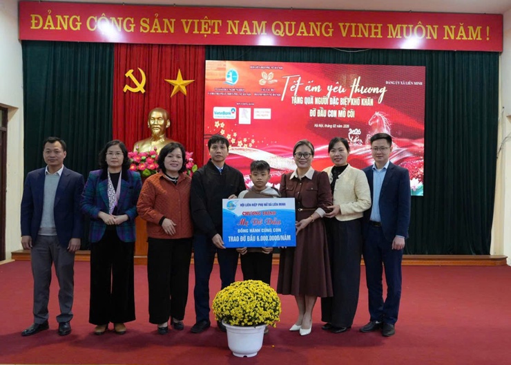 Hội LHPN xã và nhà tài trợ trao quà Tết cho hội viên có hoàn cảnh khó khăn xã Liên Minh- Ảnh 2.