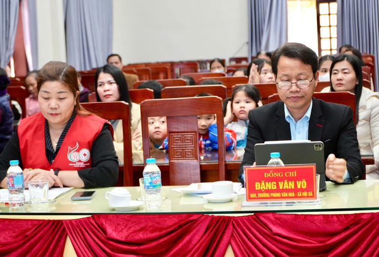 Ngân hàng chính sách xã hội, Vietcombank, Sacombank Thạch Thất trao tặng quà “Tết nhân ái” Xuân Bính Ngọ năm 2026 tới các hộ nghèo, hộ có hoàn cảnh khó khăn trên địa bàn- Ảnh 1.