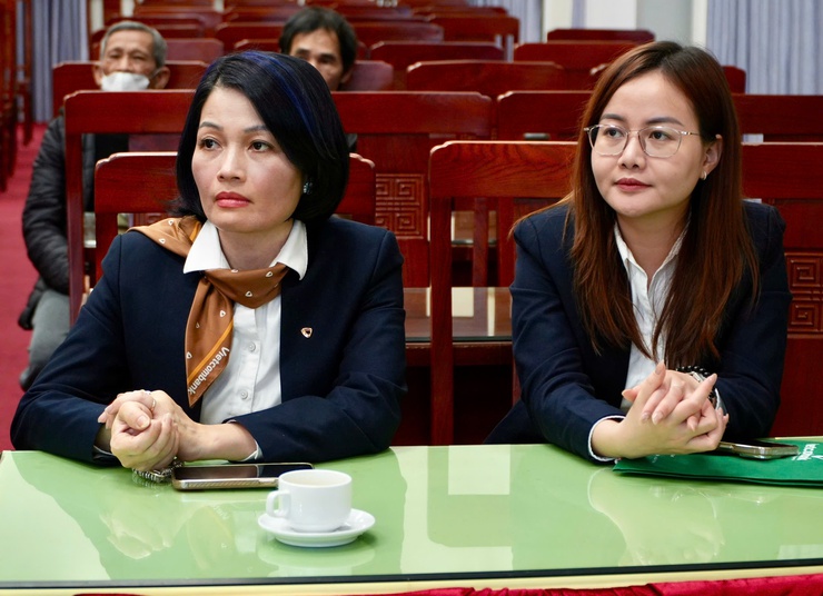 Ngân hàng chính sách xã hội, Vietcombank, Sacombank Thạch Thất trao tặng quà “Tết nhân ái” Xuân Bính Ngọ năm 2026 tới các hộ nghèo, hộ có hoàn cảnh khó khăn trên địa bàn- Ảnh 3.