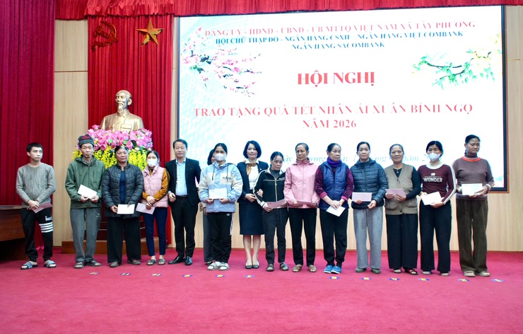 Ngân hàng chính sách xã hội, Vietcombank, Sacombank Thạch Thất trao tặng quà “Tết nhân ái” Xuân Bính Ngọ năm 2026 tới các hộ nghèo, hộ có hoàn cảnh khó khăn trên địa bàn- Ảnh 4.