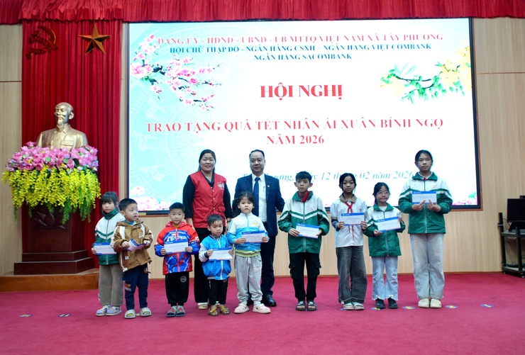 Ngân hàng chính sách xã hội, Vietcombank, Sacombank Thạch Thất trao tặng quà “Tết nhân ái” Xuân Bính Ngọ năm 2026 tới các hộ nghèo, hộ có hoàn cảnh khó khăn trên địa bàn- Ảnh 5.