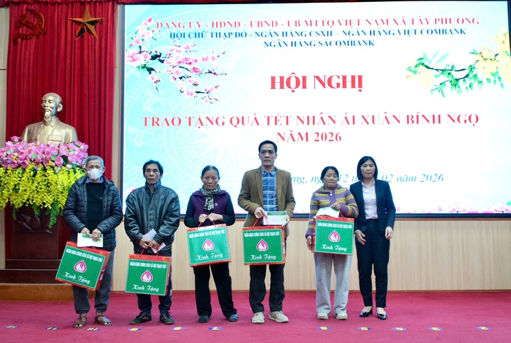 Ngân hàng chính sách xã hội, Vietcombank, Sacombank Thạch Thất trao tặng quà “Tết nhân ái” Xuân Bính Ngọ năm 2026 tới các hộ nghèo, hộ có hoàn cảnh khó khăn trên địa bàn- Ảnh 6.
