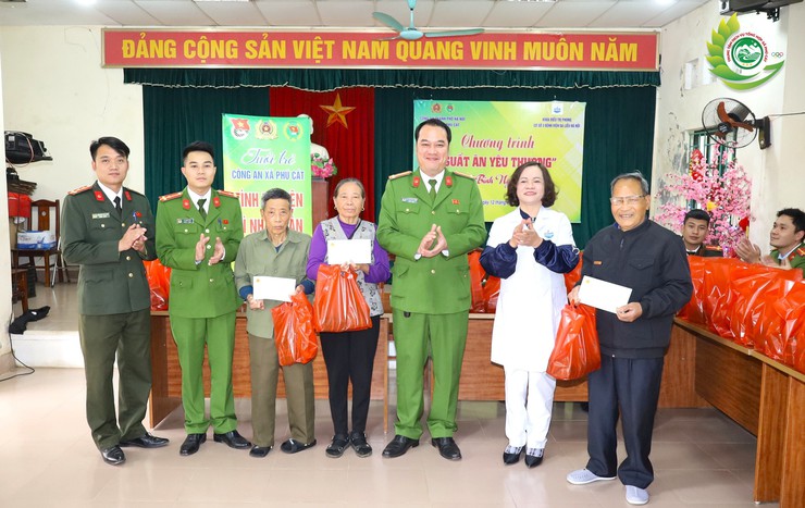 Công an xã Phú Cát lan tỏa yêu thương qua chương trình "Suất ăn yêu thương" Xuân Bính Ngọ 2026- Ảnh 3.