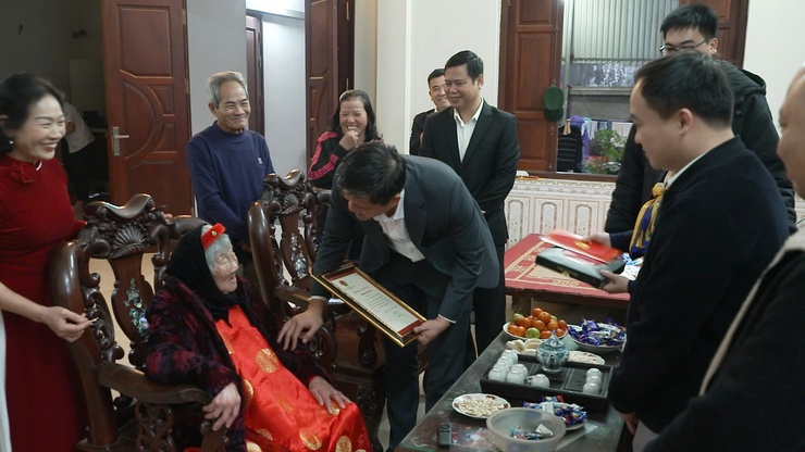 ĐỒNG CHÍ NGUYỄN THÀNH LUÂN – ỦY VIÊN BAN THƯỜNG VỤ, PHÓ CHỦ TỊCH UBND XÃ THĂM, CHÚC THỌ NGƯỜI CAO TUỔI TRÒN 100 TUỔI
- Ảnh 2.
