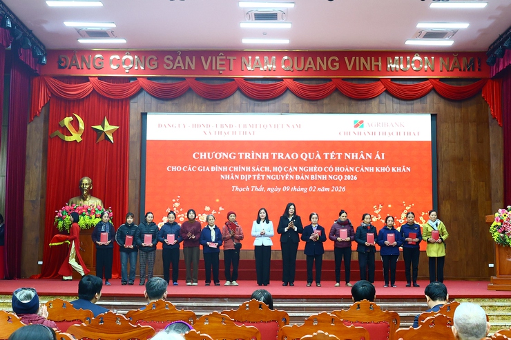 Agribank Thạch Thất đồng hành cùng xã Thạch Thất trao 150 suất quà Tết xuân Bính Ngọ 2026- Ảnh 3.