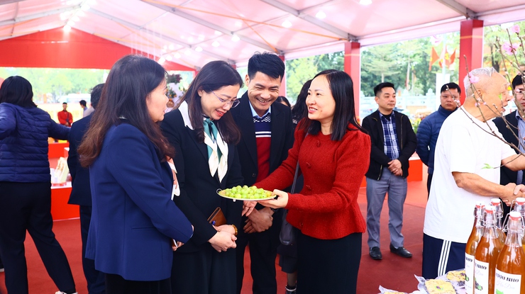 Thạch Thất khai mạc không gian quảng bá sản phẩm tiêu biểu, đặc sản, OCOP phục vụ Tết Bính Ngọ - “Xuân đoàn kết” 2026- Ảnh 5.