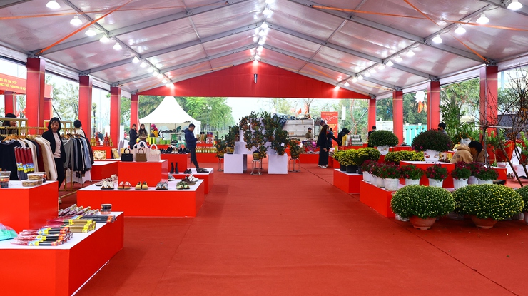 Thạch Thất khai mạc không gian quảng bá sản phẩm tiêu biểu, đặc sản, OCOP phục vụ Tết Bính Ngọ - “Xuân đoàn kết” 2026- Ảnh 7.