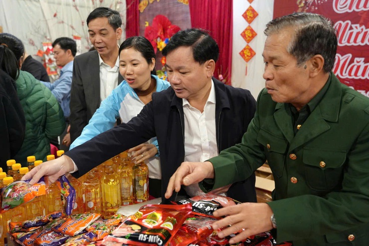 Đảng ủy - HĐND - UBND, Ủy ban MTTQ xã Liên Minh tổ chức: “ Tết Sum vầy – Xuân ơn Đảng”- Ảnh 4.