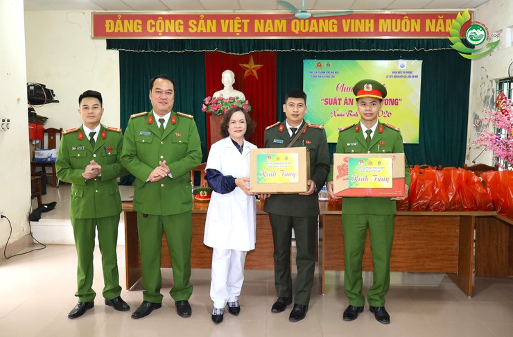 Công an xã Phú Cát lan tỏa yêu thương qua chương trình "Suất ăn yêu thương" Xuân Bính Ngọ 2026- Ảnh 4.