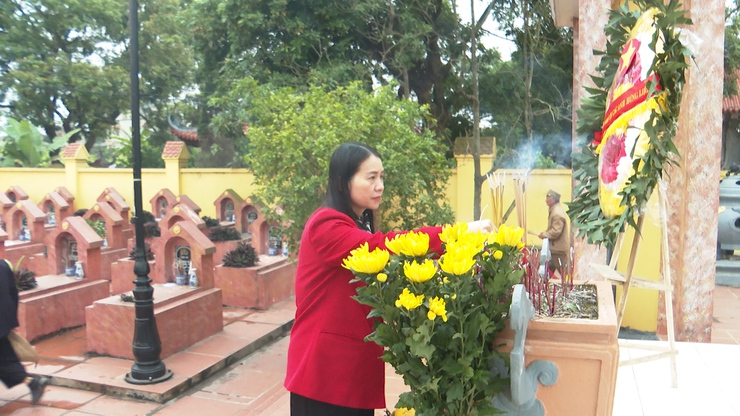 Đồng chí Chủ tịch UBMTTQ Việt Nam xã Phú Xuyên viếng nghĩa trang liệt sỹ nhân dịp tết nguyên đán Bính Ngọ 2026- Ảnh 2.