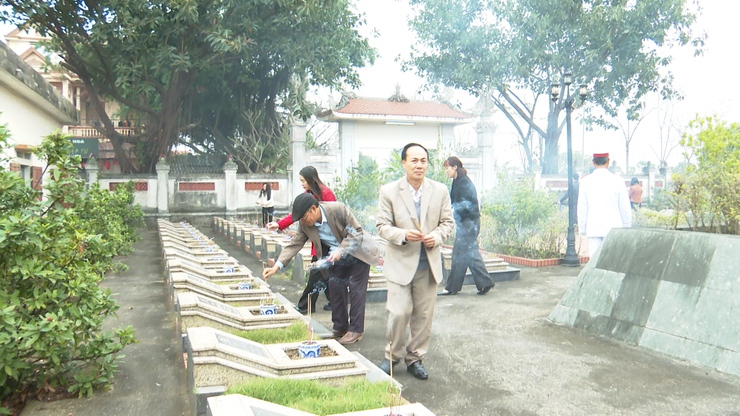 Đồng chí Chủ tịch UBMTTQ Việt Nam xã Phú Xuyên viếng nghĩa trang liệt sỹ nhân dịp tết nguyên đán Bính Ngọ 2026- Ảnh 6.