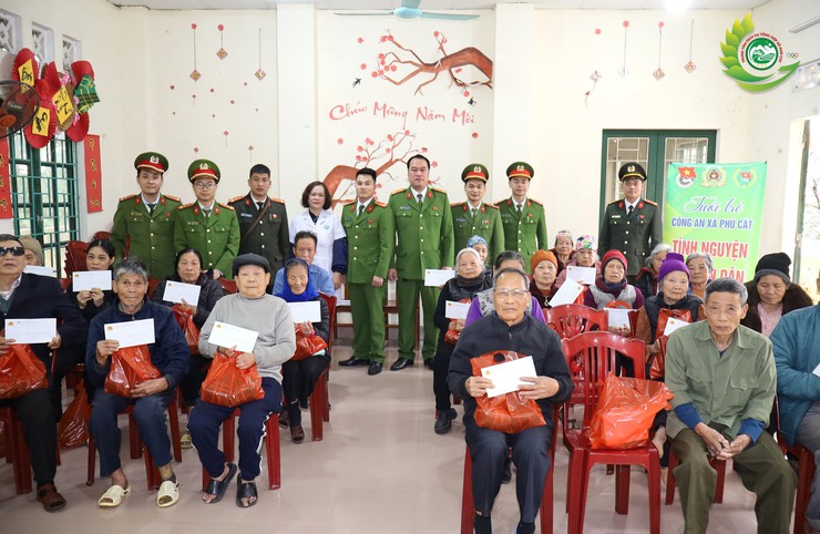 Công an xã Phú Cát lan tỏa yêu thương qua chương trình "Suất ăn yêu thương" Xuân Bính Ngọ 2026- Ảnh 5.