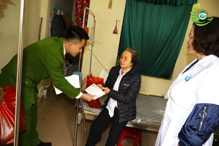 Công an xã Phú Cát lan tỏa yêu thương qua chương trình "Suất ăn yêu thương" Xuân Bính Ngọ 2026- Ảnh 6.