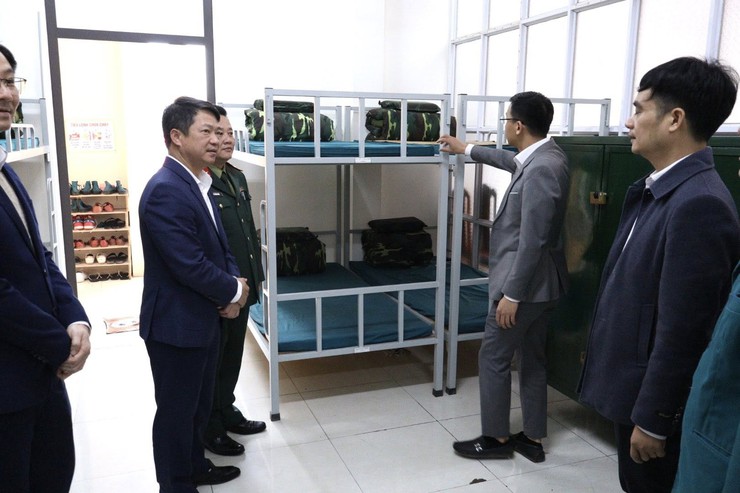 XÃ BA VÌ THĂM, TẶNG QUÀ, CHÚC TẾT CÁC LỰC LƯỢNG LÀM NHIỆM VỤ TRÊN ĐỊA BÀN- Ảnh 4.